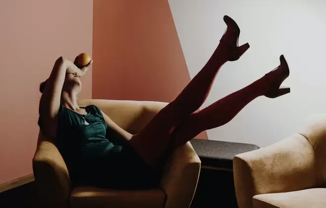 Muller nova con varices das pernas